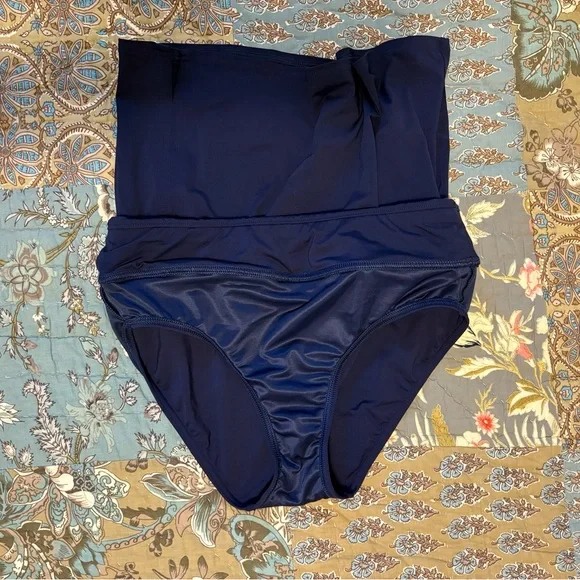 Lands' End Navy Blue Swim Skort, size 8 - Picture 4 of 6